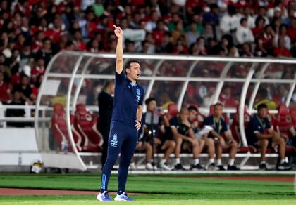 Scaloni da una indicación durante el partido entre la Argentina e Indonesia