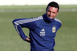 Scaloni distendido, en un entrenamiento. Vive su mejor momento desde que asumió el cargo de entrenador de la selección