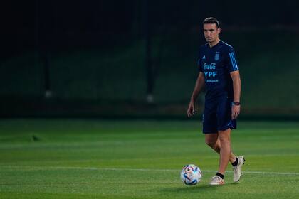 Scaloni, en el entrenamiento de la selección Argentina en la Universidad de Qatar, Doha. "Instaló el valor de la humildad", dice Zanetti