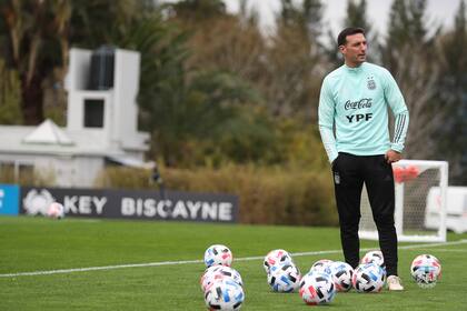 Scaloni en el predio de Ezeiza ayer, después de un escándalo que no se detiene