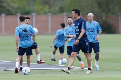 Scaloni, en medio del entrenamiento de la Selección Argentina en el predio de AFA