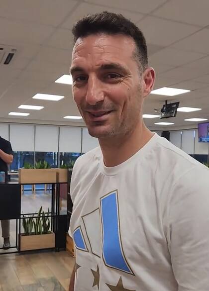 Scaloni esbozó una leve sonrisa ante el asedio de una tiktoker en una estación de servicio