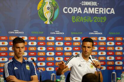 Scaloni estuvo acompañado por el joven Foyth en la conferencia