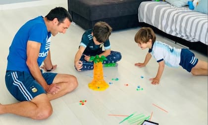 Scaloni jugando con sus hijos hace más de un año, en los tiempos más duros de la pandemia en España