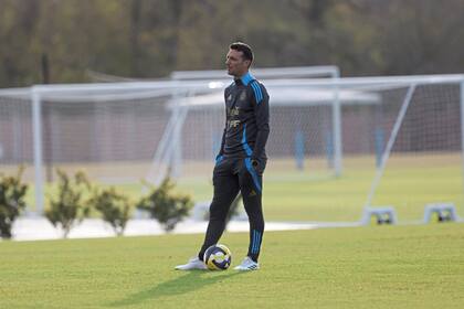 Scaloni no tiene una pelota de fútbol en la cabeza, evidentemente