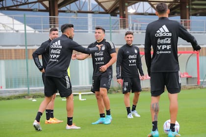 Scaloni piensa en 8 cambios para el duelo con Estonia