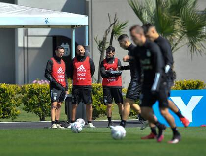 Scaloni, Samuel y Ayala observan el comienzo de la práctica