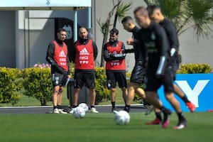Scaloni, Samuel y Ayala observan el entrenamiento, antes del partido ante Paraguay