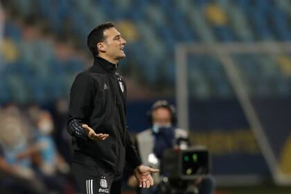 Scaloni se mostró muy enérgico en el reclamo al árbitro Sampaio
