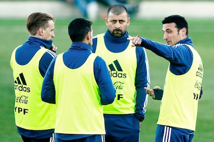 Scaloni da una indicación delante de su cuerpo técnico en Madrid, donde la selección jugará ante Venezuela el viernes.