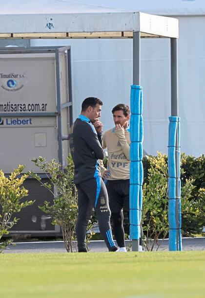 Scaloni y Messi conversaron este martes en Ezeiza, pero no sobre el estado físico del capitán, que este mes cumplirá 38 años.