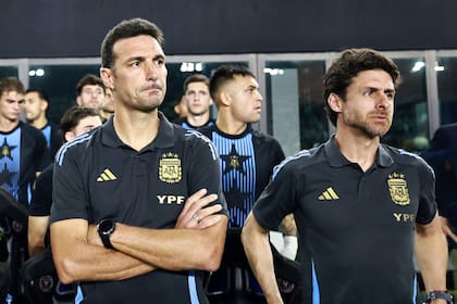 Scaloni y Pablo Aimar, uno de sus asistentes en el cuerpo técnico, que viajó también para el sorteo.