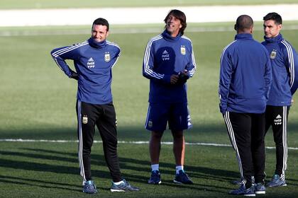 Scaloni y parte de su cuerpo técnico, durante la última gira de la selección, en marzo.