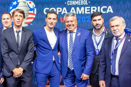 Scaloni y Tapia, junto a colaboradores, luego del sorteo de la Copa América que se realizó en Miami