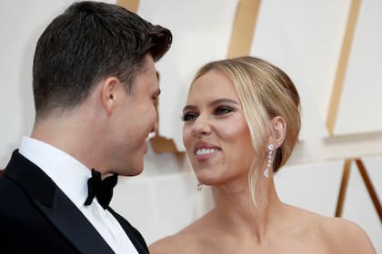 ¡Awwww! Johansson y su enamorado, Colin Jost, no dudaron en demostrar lo mucho que se quieren