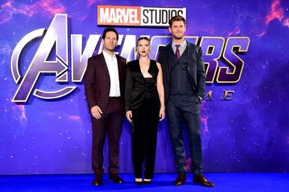 Scarlet Johansson junto a dos de sus compañeros de elenco