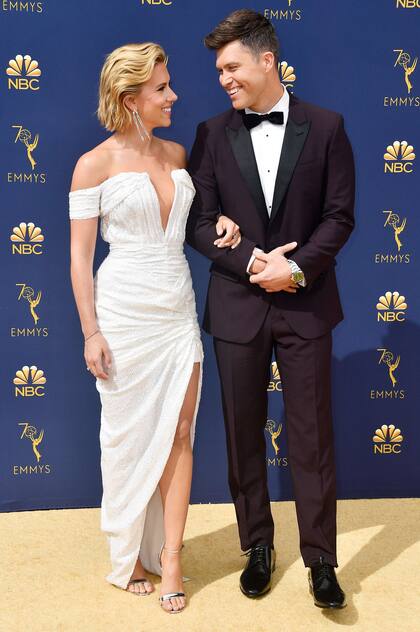 Scarlett Johansson acompañando a su novio, el anfitrión Colin Jost