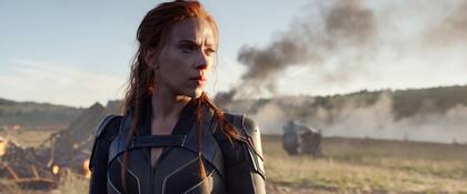 Scarlett Johansson dice que la estrategia de Disney de estrenar Black Widow en streaming y cines al mismo tiempo la perjudica e incumple el contrato que firmó con el estudio