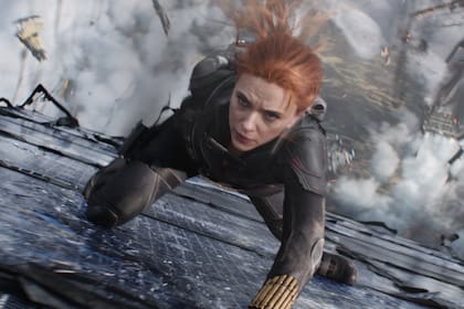 Scarlett Johansson, en una escena de su nueva película, Black Widow