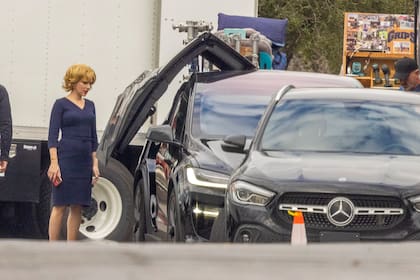 Scarlett Johansson espera pacientemente a que se abra la puerta de un Tesla en el set de "Project Artemis"