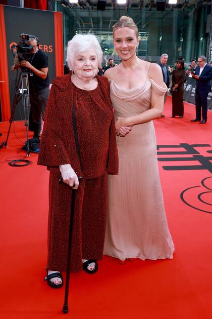 Scarlett Johansson junto a June Squibb, la protagonista y encargada de interpretar a Eleanor, una mujer que luego de la muerte de Bessie, su mejor amiga y compañera de cuarto, acude a un grupo de apoyo para sobrevivientes del Holocausto en el Centro Comunitario Judío de Manhattan y comienza a contar su historia. O mejor dicho, la de su amiga