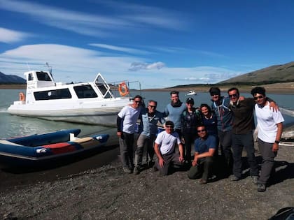 Scarlett Johansson junto a su pareja Colin Jost, cuando viajó en secreto a la Patagonia en diciembre de 2018. En la foto, posa junto a Marcelo Janes y el equipo de Glaciar Sur que la llevó al recorrido