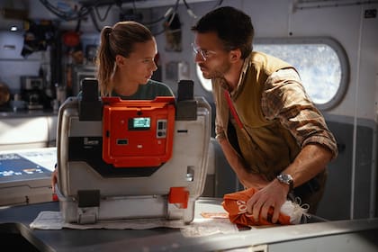 Scarlett Johansson y Jonathan Bailey, en una escena de Jurassic World: Renace