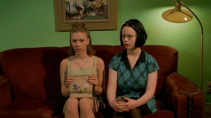 Scarlett Johansson y Thora Birch en Ghost World, película basada en el cómic de Daniel Clowes