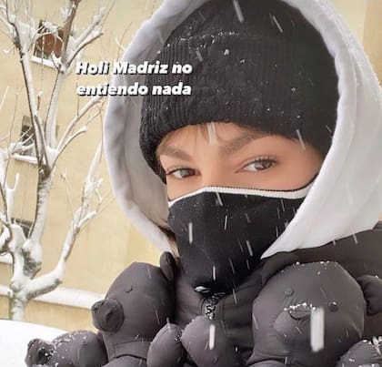 Úrsula Corberó aprovechó la nevada para bailar y retratarse bajo los copos de nieve