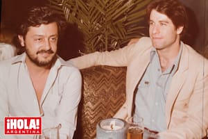 Schapire tuvo a las celebridades más rutilantes de la época sentadas a su mesa. En la foto, junto a John Travolta, que presentó ahí Fiebre de sábado por la noche, pero, para sorpresa de todos, se negó a bailar. “Estaba preparando su papel en Grease y quería que lo empezaran
a considerar como actor”, cuenta Miguel.