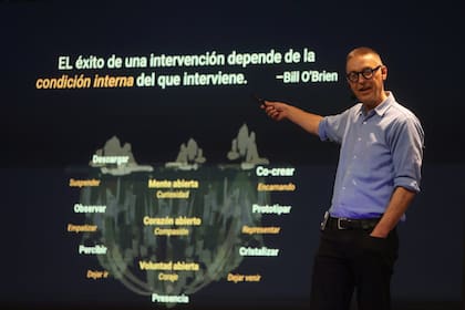 Scharmer habla de una policrisis, un conjunto de crisis interconectadas que no pueden resolverse de manera aislada