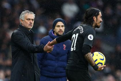 Schelotto y Mourinho, en un Tottenham-Brighton por la Premier League en 2019