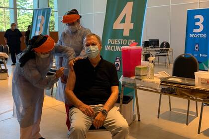 Juan Schiaretti espera que la Legislatura lo autorice a negociar la llegada de vacunas; después deberá conseguir un proveedor