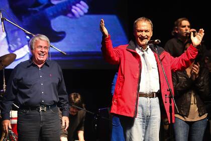 Schiaretti celebra con De la Sota detrás