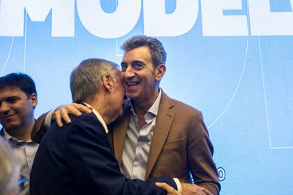 Schiaretti y Randazzo, compañeros de fórmula presidencial, se saludan en el acto de cierre electoral en la Capital