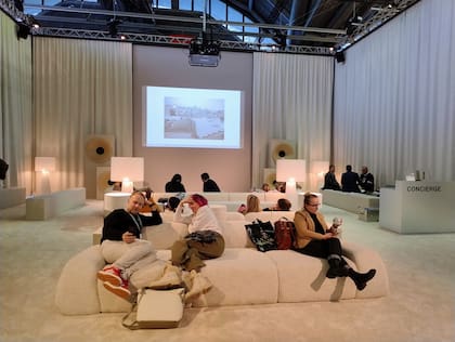 Schiebek dio con la nueva estética para la hotelería: grandes volúmenes minimalistas, pero mullidos; lámparas brutalistas, pero blancas; calidez clara y silenciosa.