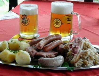 Schlachtplatte, un popurrí de salchichas típicas con costillas de cerdo ahumada, chucrut y papas en Alpenhaus