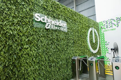 Schneider Electric USA y Greg Abbott prometen 300 nuevos puestos de empleo en Texas