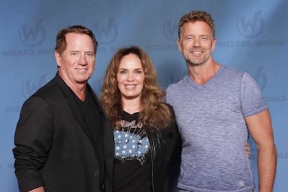 Schneider junto a sus compañeros de Los Dukes de Hazzard, Catherine Bach y Tom Wopat