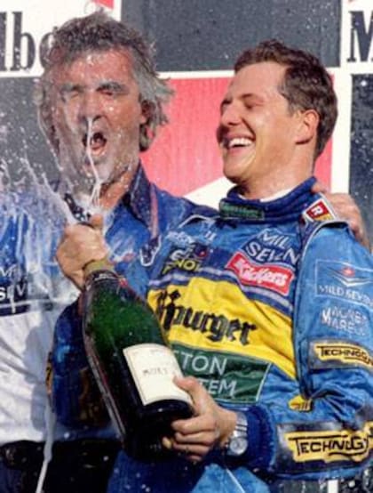 La alianza de Schumacher con Briatore (podio de Japón 1995) facilitó que el alemán fuera el piloto excluyente de Benetton, una escudería que trabajó por el alemán hasta facilitarle dos coronas.
