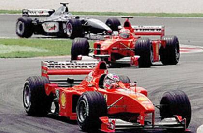 Michael Schumacher, Eddie Irvine y Mika Hakkinen conforman un trencito en el Gran Premio de Malasia 1999; las dos Ferrari fueron desclasificadas y más tarde volvieron a ser reposicionadas, tras la apelación de la Scuderia