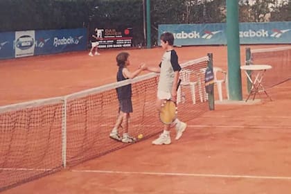 Diego Schwartzman, a los 12 años, luego de jugar un partido en el Adrogué Tennis Club contra Nicolás Auruccio.