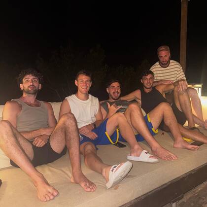 Schwartzman, con el short de Boca, relajado junto a sus amigos en Ibiza