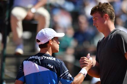 La caída más dolorosa de Peque Schwartzman en 2021: ante el juvenil bielorruso Daniil Ostapenkov (sin ranking profesional), por la Copa Davis, en Buenos Aires.