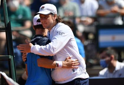 El capitán Gastón Gaudio saludando a Diego Schwartzman tras la caída en el primer punto de la serie con Belarús.
