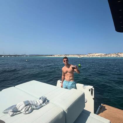 Schwartzman disfrutando en una embarcación