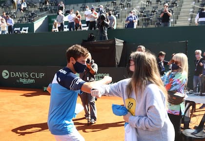 Antes del arranque del tenis en el BALTC hubo un homenaje a Diego Maradona: aquí, Schwartzman saludando a Dalma; detrás, Claudia Villafañe.