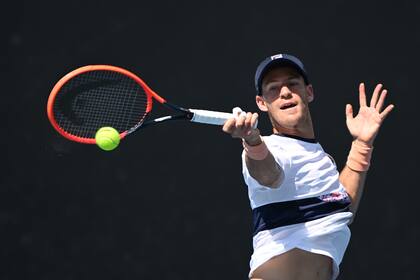 Schwartzman lanza un drive desde el fondo de la cancha