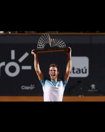 Schwartzman y uno de sus últimos títulos en Brasil