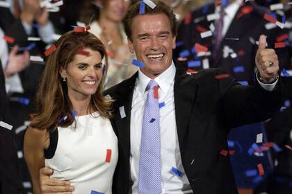 Schwarzenegger, celebrando su victoria en 2003, junto a su mujer